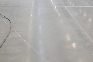 Epoxy gietvloer verwijderd, uitgevlakt en geslepen voor luchtkussentransport