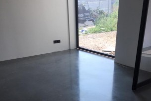 Curing verwijderen betonvloer en boenen