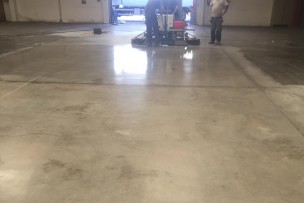 Curing compound verwijderen op industriële vloeren