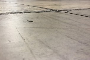 Beschadigd dilatatieprofiel betonvloer