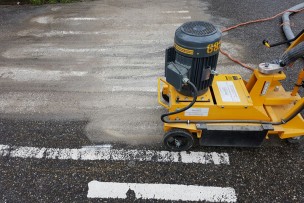 Belijning schadevrij verwijderen op asfalt